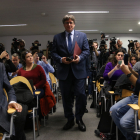 Puigdemont es dirigeix a explicar l’acord davant dels líders del seu partit, com Isidre Gavín. A la dreta, Cerdán entra a la sala on l’esperen els periodistes.