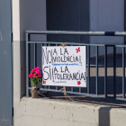 Veïns de Balàfia han col·locat un cartell per condemnar la violència al carrer on va ser agredit.