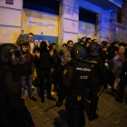 Diversos agents carreguen contra manifestants ahir durant la protesta a la seu del PSOE a Madrid.