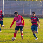 Un jugador del Puigvertenc condueix la pilota davant de la pressió del rival.