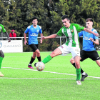 El jugador de l’Alguaire Pau Ros controla una pilota davant d’un defensor del Borges Blanques.