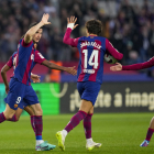 Lewandowski celebra amb Joao Félix i Pedri un dels dos gols amb què ahir va donar la victòria al Barcelona.