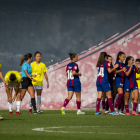 Les jugadores blaugrana celebren un dels tres gols, davant la decepció de les futbolistes de l’AEM.