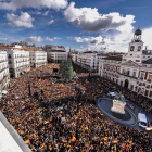 La Puerta del Sol de Madrid es va omplir de manifestants amb banderes espanyoles en contra de Pedro Sánchez i la llei d’amnistia.