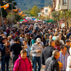 El carrer principal de Vilanova de Meià es va omplir de visitants durant la nova edició de la centenària Fira de la Perdiu.
