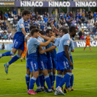 Els jugadors del Lleida Esportiu s’uneixen en una pinya per celebrar el gol de Montero, que suposava el 2-0.