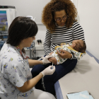 Una infermera vacuna contra el VRS un nadó ahir al CAP Onze de Setembre de Lleida.