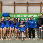 Les gimnastes, amb Àngela Mora al centre, i la seua entrenadora.