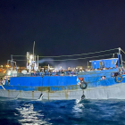 Un vaixell pesquer carregat d’immigrants arriba a Lampedusa.