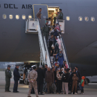 Els 139 espanyols evacuats de Gaza, entre ells 67 menors, a l’arribada a Torrejón de Ardoz.