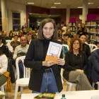 Carla Simón, amb el llibre sobre el rodatge d’‘Alcarràs’ al gener.