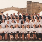 Foto de grup de les i els cantaires que integraven la formació quan va celebrar el 40 aniversari.