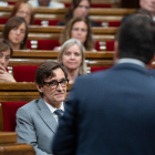 El líder del PSC, Salvador Illa, mira el president Pere Aragonès durant un ple al Parlament.