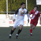 El jugador del Borges Albert Juclà controla una pilota davant la pressió d’un rival.