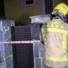 Un bomber precinta l’entrada de la casa sinistrada.