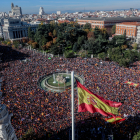 Milers de persones es van concentrar a la plaça de Cibeles, a Madrid, contra l’amnistia.