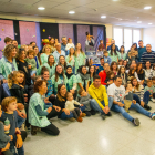 L’equip de l’àrea de Pediatria de l’Hospital Arnau de Vilanova al costat de famílies de nens i nenes prematurs.