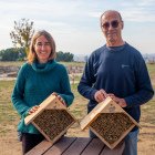 La directora tècnica i el president de l’ADV de Ponent, Laia Viñas i Joan Miret, sostenint dos refugis per a abelles Osmia.
