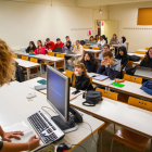 Alumnes en una classe de gramàtica divendres passat a la facultat de Lletres de la UdL.