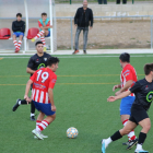 Un jugador del Pobla controla la pilota davant de l’atenta mirada del rival.