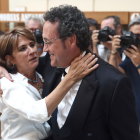 Dolores Delgado abraça Álvaro García Ortiz en la presa de possessió com a fiscal general de l’Estat.