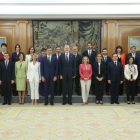 Els 22 ministres del nou Executiu posen al costat de Pedro Sánchez i el rei Felip VI després de prometre el càrrec ahir al Palau de la Zarzuela.