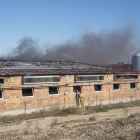 Efectius dels Bombers treballant ahir en l’extinció de l’incendi a la granja.