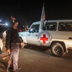 Un vehicle de la Creu Roja que transporta ostatges segrestats per Hamas arriba a la frontera de Rafah.