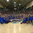 Els prop de 300 jugadors i jugadores es van fer la foto de família al final de la presentació dels equips al pavelló de Maristes.