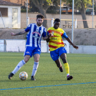 Un jugador de l’Organyà intenta controlar la pilota aguantant la pressió d’un futbolista del Bellpuig. 