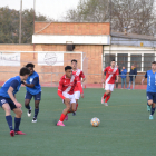 Un jugador de l’Artesa de Segre condueix la pilota davant la vigilància de dos adversaris.