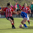 Alba Quintana intenta superar la pressió de la local Artero, abans que arribi una altra rival.