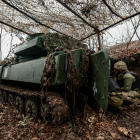 Militars ucraïnesos d’una brigada mecanitzada es preparen per disparar obusos.