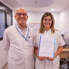 El doctor Lluís Marquès, cap de la unitat, i la infermera Alba Lorenzo ensenyen l’acreditació rebuda.
