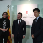 El Govern ‘aterra’ a Àsia. El president de la Generalitat, Pere Aragonès, i la consellera d’Acció Exterior, la lleidatana Meritxell Serret, van inaugurar ahir la primera delegació del Govern a Àsia, situada a Corea del Sud.