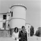 foto típica. Una de les fotos típiques dels àlbums de les bodes al Castell del Remei és aquesta amb una de les torres de fons.