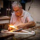 Antonio Ichard, un dels últims artesans del neó de Catalunya, al seu
taller donant forma a una lletra.