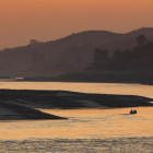 capvespre. Colors daurats del riu Mekong al seu pas per Xieng Kog, a la frontera entre Laos i Birmània.