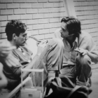 Agustí Villaronga (esquerra) i Josep Rosell (dreta) parlant durant el rodatge de 'La plaça del Diamant'.