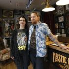 En Yarda i la Linn són
parella i propietaris del local obert des
de l'any 2016, on han pogut anar creixent
i evolucionant com a tatuadors.