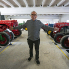 Gili mostra content la part de l'exposició dedicada als tractors, que funcionen tots.