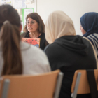 La directora Francis Martínez fent classes als seus alumnes de Massalcoreig.