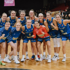 Les jugadores del Cadí celebren la victòria a la pista del Carolo.