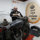 El restaurador Rafael Roig, a les instal·lacions del seu taller Restaura La Moto.