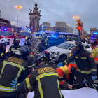 Els Bombers al costat del vehicle que va causar l’atropellament.