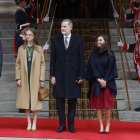 Els reis Felip i Letícia ahir al costat de la princesa Elionor, Pedro Sánchez i Francina Armengol a les portes del Congrés.