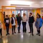 Tres alumnes del Parc del Saladar exposant ahir el resultat dels mesuraments de temperatura al pati.