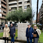 Carme Vidalhuguet, Lorena González, Josep Vallverdú i Antonieta Vilajoliu, ahir al costat de l’estela.