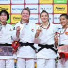 Ai Tsunoda, a la dreta, amb la medalla de bronze al costat de la resta de medallistes a Tòquio.