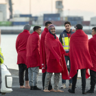 Un grup de migrants rescatats d’un cayuco que es dirigia a les Canàries.